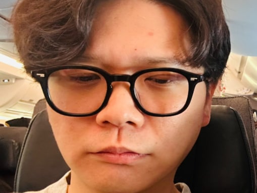 「右隣のありえないデブは何者？」お笑い芸人、飛行機内での写真が話題に！ 「席が…」「爆笑してる」