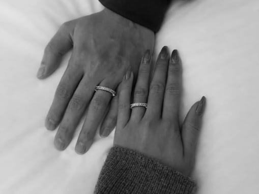 「ついに」人気YouTuber、“オーダーしてた結婚指輪”公開！ 夫との着用ショットも披露「素敵です」