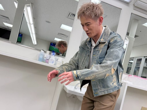 「ゾンビかと思ったw」二宮和也、“緊張している推し”公開「愛が溢れすぎて最高」「なんのポーズ？」