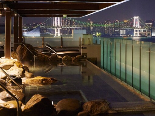 【東京都の人気スーパー銭湯】「東京豊洲 万葉倶楽部」は24時間営業で箱根・湯河原の名湯を楽しめる施設。展望足湯庭園でリラックス