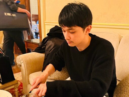 「生えてるって言うか、映えてる」吉沢亮、パリでブランチ中の“ひげ”ショットに反響！ 「この感じ好き」