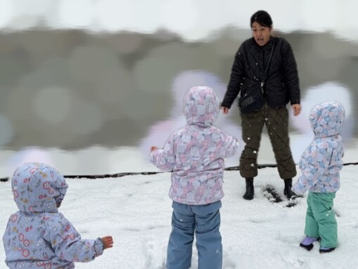 「スキーウエア着て投票行った」横澤夏子、娘たちとの親子ショット公開「表情最高です！」「雪にも負けず」