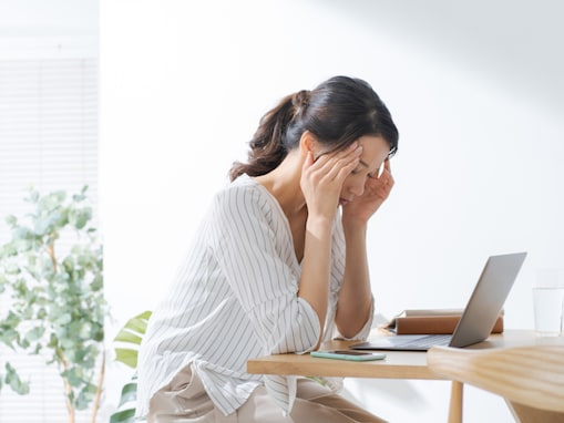 「収入が減少傾向にあり…」45歳フリーランス女性、年収70万円。両親との実家暮らしの家計事情