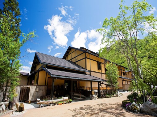 【岐阜県の人気ホテル】「匠の宿 深山桜庵」は北アルプスを望む露天風呂と飛騨牛が魅力