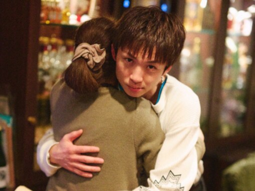 「何股もしてる奴のカット割り」コットン西村、母を抱く“まじ罪な男”を公開！ 「悪い顔選手権優勝」