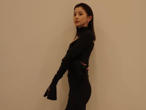 「大人な感じ」朝比奈彩、ボディライン際立つ美しいドレス姿を披露「いつ見てもナイススタイル」