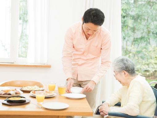 「恩返しをしているつもり」38歳男性、年収400万円。祖母の介護を理由に続ける実家暮らしのリアルな現状