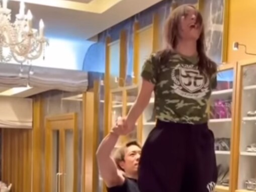 「化け物レベルの体力と意思」浜崎あゆみ、“ハンドスタンドへの道”を公開「普通に凄すぎ」「超人！」