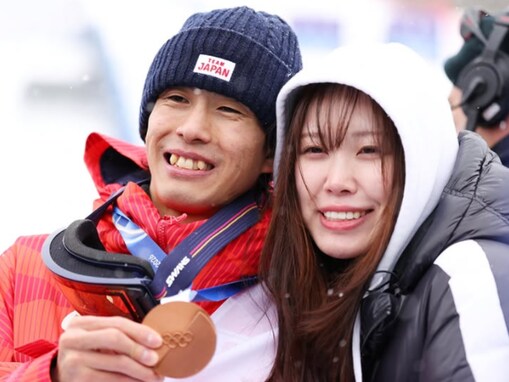 「奥様？！顔がそっくり！」ミラノ五輪で銅メダル獲得の堀島行真、元選手の妻と顔出しショット公開！