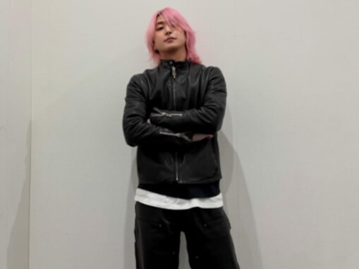 「本当に舘さんに似てきたね」佐久間大介、全身レザーコーデに反響！ 「治安悪いかんじがイイ」