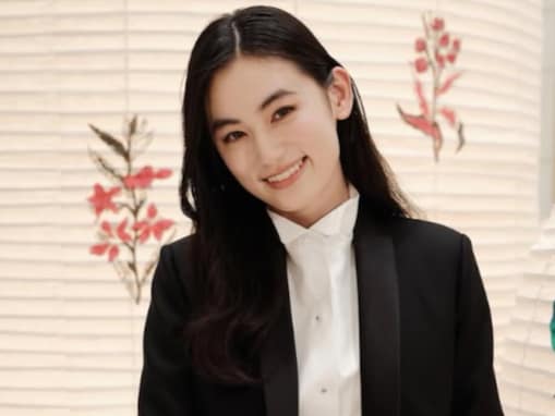 「もう可愛すぎるねんほんまに!!」八木莉可子、超ミニ丈から美脚を披露「脚めちゃ綺麗」「スタイルが良すぎる」