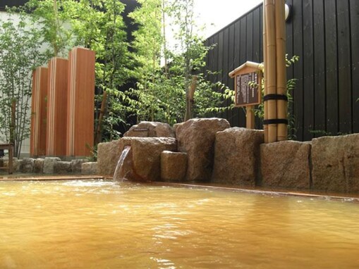 【大阪府の人気スーパー銭湯】「源気温泉 万博おゆば」は広大な露天風呂と本格的な源泉を楽しめる施設。和風庭園でリラックス