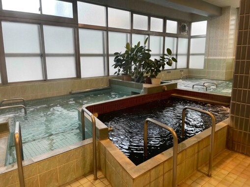 【横浜の人気銭湯】「横浜天然温泉くさつ」は銭湯価格で天然温泉が楽しめる施設。黒湯と炭酸水素塩泉でリラックス