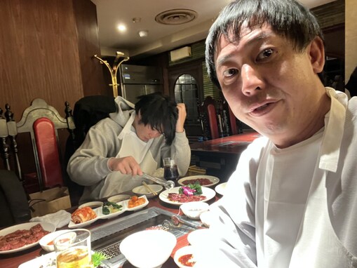 「偽ブクロでは？笑」さらば森田、相方との「サシ飯」ショット公開？「偽物かよ」「気まずそうで好き」