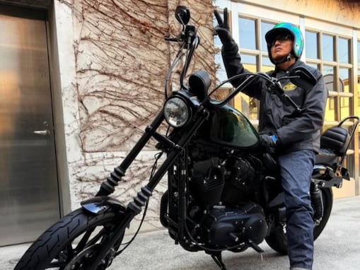 木村拓哉、愛車・ハーレーにまたがりピースポーズ！ 「気温が上がってくれると、走らせたくなったり」