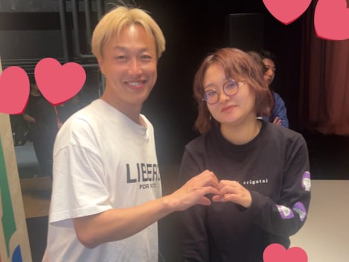 「ご結婚ですか！？」お笑い芸人、女性芸人との“ご報告”2ショットに反響「可愛すぎるやんこの写真」