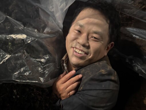 「事件や」鈴木亮平、生き埋めになる人気芸人の姿を公開！ 「恐怖で声が出た」「ちょっと夢に出そう」