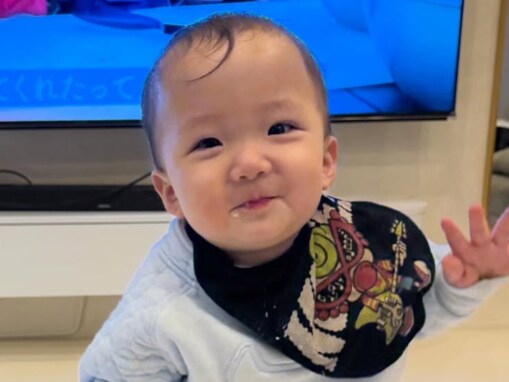 「天使すぎん？！」人気YouTuber、息子のかわいいソロショット公開「とうとう歩けるようになりましたか」