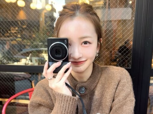「美人にもほどがある」板野友美、カフェでのオフショットに「まだ10代いける」「存在が映えてる可愛い」反響