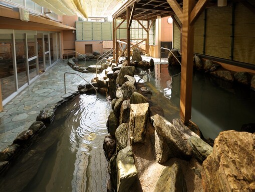 【埼玉県の人気日帰り温泉】「百観音温泉」は自慢の強力な自噴泉が魅力の施設。源泉かけ流しの美人の湯でリラックス