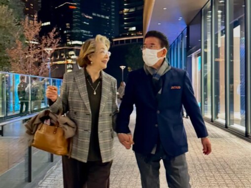 西川きよし、妻・ヘレンとの手つなぎラブラブショット公開！ 「美男美女」「若々しく素敵なご夫婦」