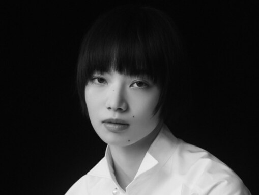 小松菜奈、おなかちら見えの新アー写公開！ 美しさがシンプルに際立つモノクロショットも披露