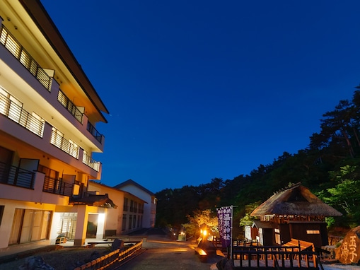 【福島県の人気ホテル】「高湯温泉 旅館 玉子湯」は明治創業の茅葺き湯小屋で100％源泉掛け流しを堪能できる