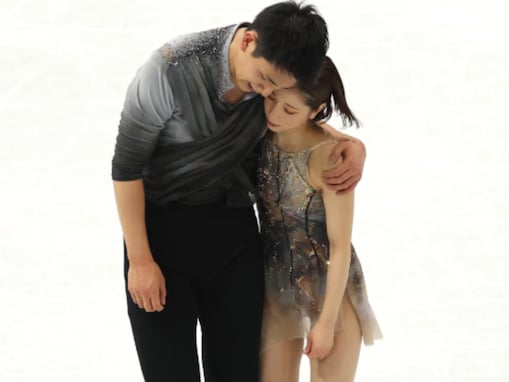 「付き合ってるの？」ミラノ五輪金メダルのりくりゅうペア、肩を抱き合う姿に「とてもロマンチック」の声