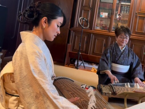 「はんなりしてる」ローラ、着物で琴を弾く美しい姿を披露！ 「いい音色ですね」「やっぱめちゃ美人」