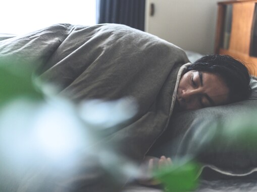 「ずっと実家から出れずに暮らしている」36歳男性、貯金12万円。“肩身が狭い”実家暮らしを続ける理由