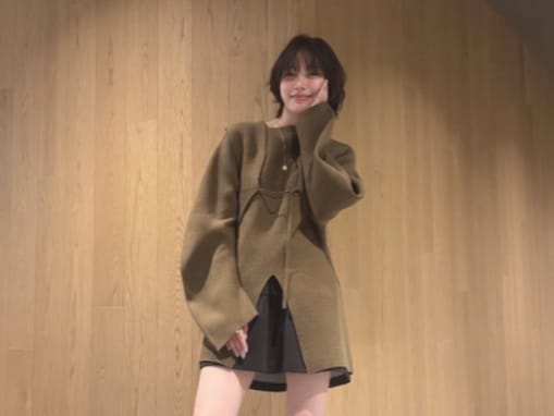 「激アツ」南沙良、超ミニから圧巻の美脚を披露「やっぱりスタイルも良くて天性のモデル」「足も綺麗」