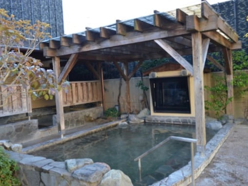 【千葉県の人気スーパー銭湯】「笑がおの湯 松戸矢切店」は駅チカで十割そばも楽しめる癒やし施設。高濃度炭酸泉でリラックス