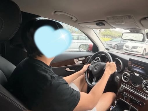 「すげえ！いきなりベンツ」つんく♂、息子の運転姿に「ガタイいいですね！？」「もうそんな歳に」の声