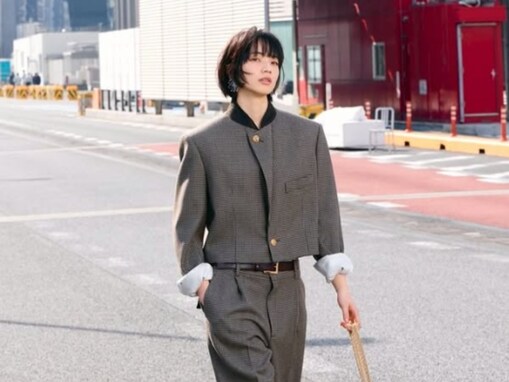 小松菜奈、首都高でのモデルショット公開！ 車が走っていない道路を大胆に渡る姿や圧巻スタイルを披露