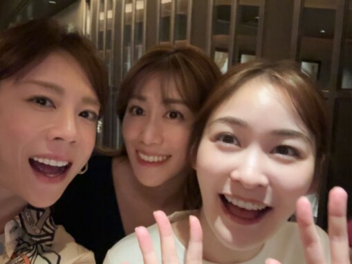 高橋真麻、“親戚の綺麗なお姉さん”とのスリーショットに反響！ 「この時はまだ2人とも在局中でした」