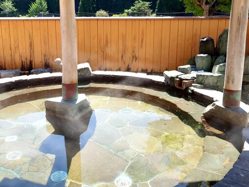 【兵庫県の人気日帰り温泉】「一宮温泉まほろばの湯」は太古の海水が蘇るミネラル食塩泉が自慢の施設。山々を眺める露天風呂でリラックス