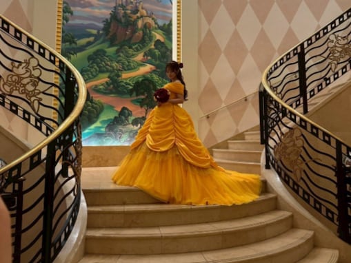 「まるで実写版のベル！」再婚のシンママタレント、ディズニーでフォトウエディング？ 「旦那さんうらやましすぎ」