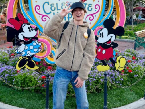 「ズートシヤかわいい」キスマイ宮田、海外ディズニーを満喫！ 「彼氏感あって好き」「デート気分で嬉しい」
