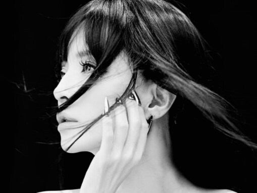 「先ほど麻酔から目覚めた」浜崎あゆみ、障害を持った愛犬の手術成功を報告。「奇跡の連続だね」