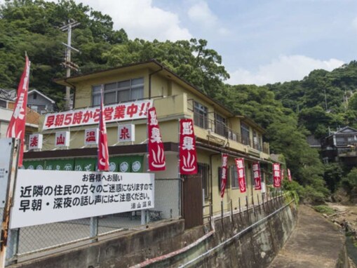 【兵庫県の人気日帰り温泉】「湊山温泉」は源泉かけ流しの天然温泉が自慢の老舗施設。5つの温度帯の浴槽でリラックス