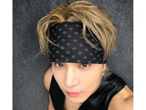 「目力しぬ」岩田剛典、バンダナ＆カラコン姿に「ビジュ100点」「最強神コンビ」ØMIとのツーショットも