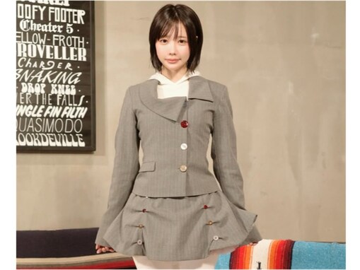 あの、ミニ丈スカート×白い膝丈スパッツ×厚底サンダルの“あのちゃん流”スーツ姿に反響！