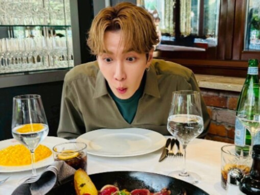 「わたなべしょうた(5)だね」Snow Man・渡辺翔太、ミラノでのランチ風景を公開！ 「本場のピザいーな」