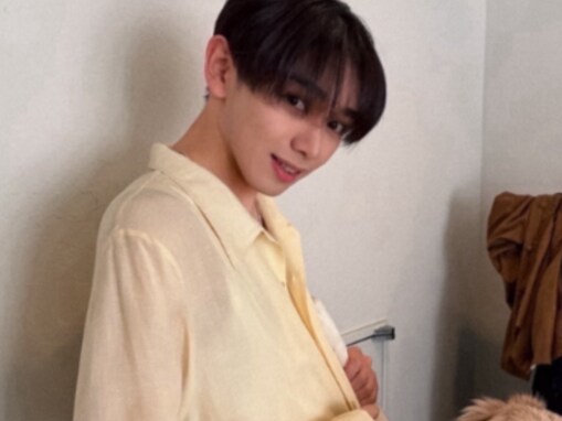 宮世琉弥、「顔似てるって言われる」愛犬とツーショット！ 「どっちもイケメン」「ふたりともわんこ」