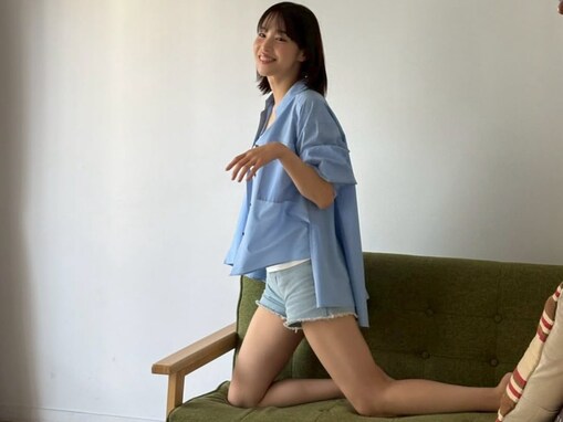 「めちゃ美脚」鷲見玲奈、超ミニ丈から美脚際立つ姿に反響！ 「太ももの程よい肉付きがたまらない...」
