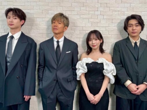 木村拓哉、映画『教場 Requiem』舞台あいさつで美男美女ショット公開！ 齊藤京子＆綱啓永らとのスーツ姿