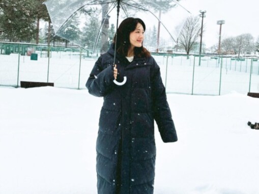 「かなりガチなサイズ」綾瀬はるか、雪だるまを作るオフショットを公開！「デカい！」「無邪気で天使」