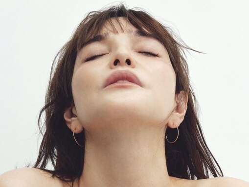 「美しい　産まれたての梨花ちゃんだ」美人モデル、大胆肌見せモデルショット公開「ヤダ、素敵すぎます」