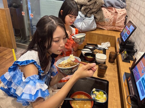 「嫌すぎるし店も迷惑」アイドル、衣装のまま飲食店に行く姿に賛否。「アイドルだってお腹は空く」