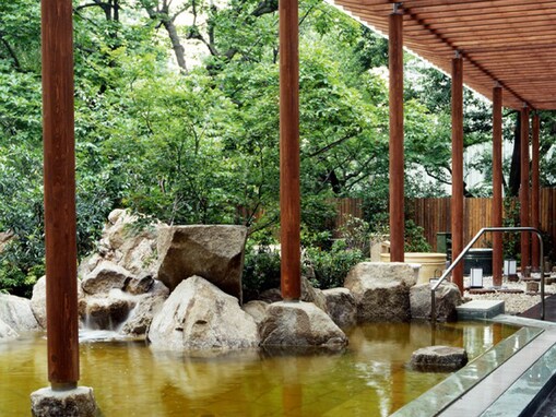 【東京都の人気日帰り温泉】「豊島園 庭の湯」は1200坪の日本庭園を楽しむ大人のための施設。天然温泉をゆっくりと満喫